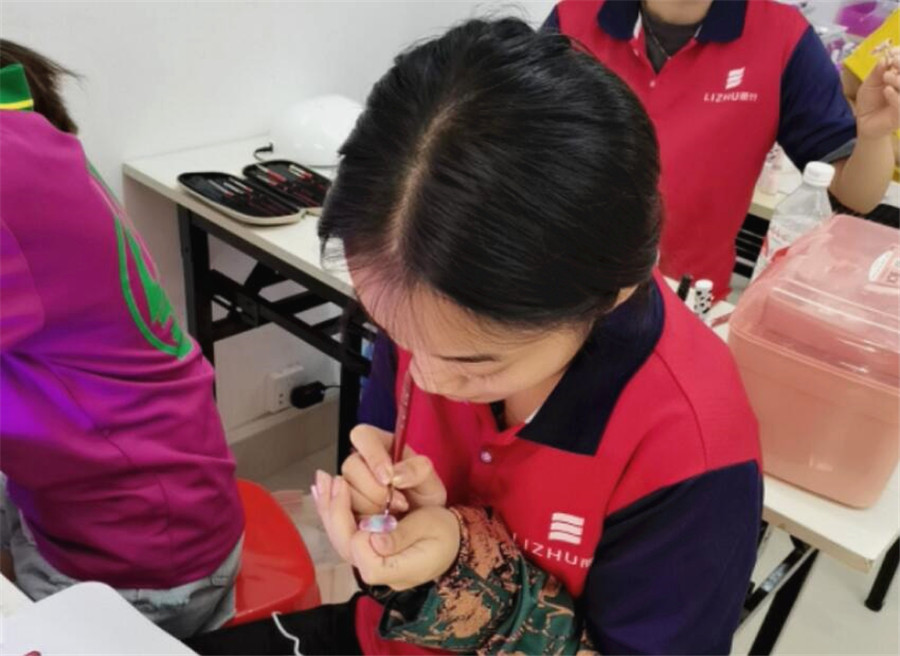 喜歡美甲，是因?yàn)樗娜f種風(fēng)情