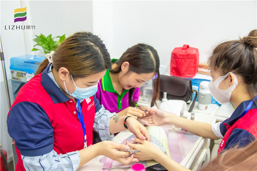 美甲怎么修剪死皮？來南寧美甲培訓班看看就知道啦