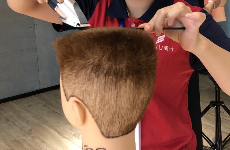 想學平頭修剪技巧？來廣西美發(fā)學校就對了
