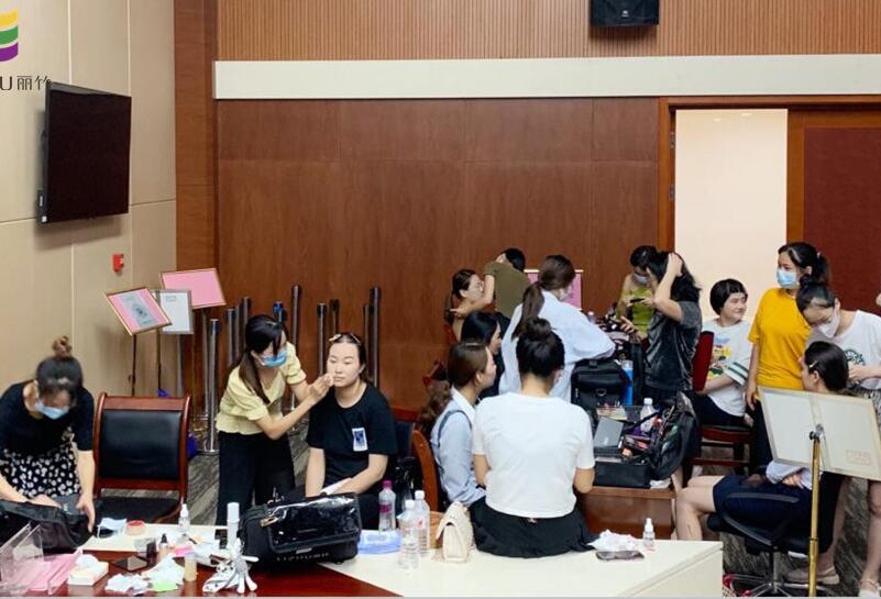 南寧化妝外出實(shí)踐，提升學(xué)員動手能力