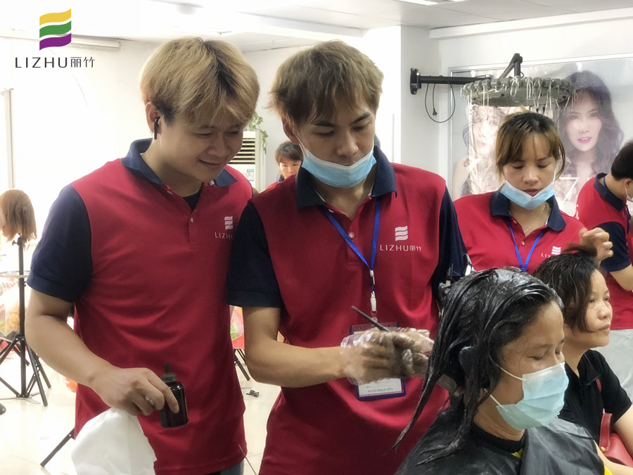 涂抹染膏的技巧，南寧美發(fā)師培訓必須課程