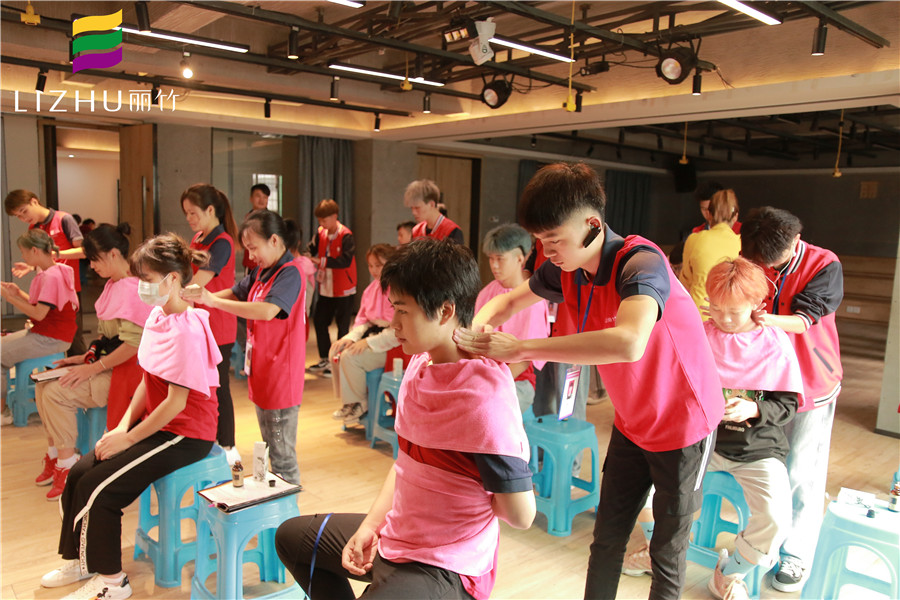 學(xué)美發(fā)為什么要學(xué)按摩？南寧專(zhuān)業(yè)美發(fā)學(xué)校告訴你