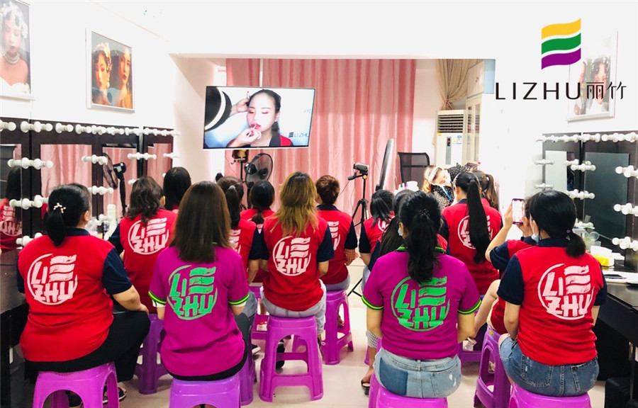 跟著南寧化妝學(xué)校學(xué)，新手也能畫出驚艷的唇妝