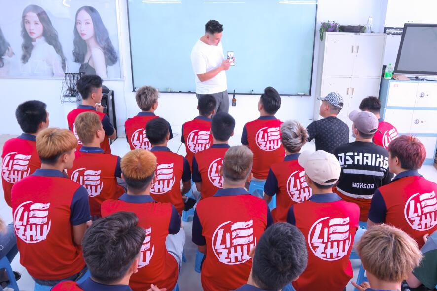 南寧學(xué)美發(fā)有前途嗎？選對(duì)美發(fā)培訓(xùn)學(xué)校很重要