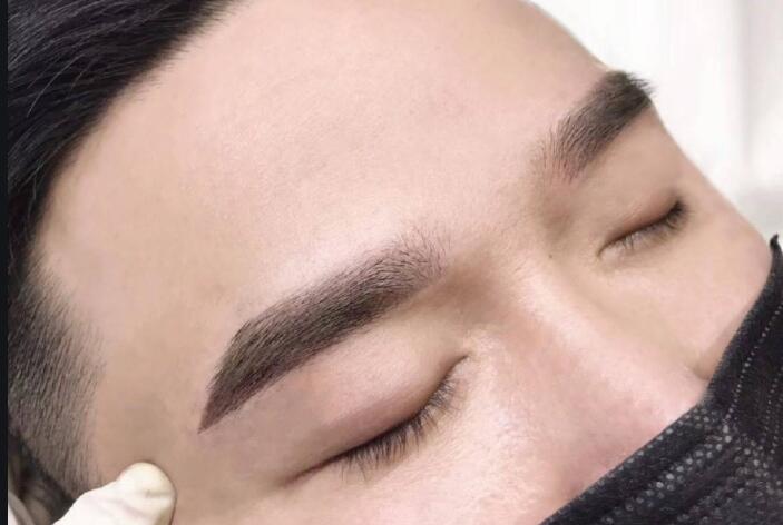 男士紋眉如何設(shè)計(jì)？快和廣西紋繡班學(xué)習(xí)