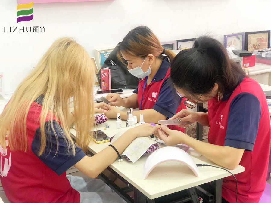 美甲新手修甲型的技巧，南寧美甲學(xué)校統(tǒng)統(tǒng)告訴你