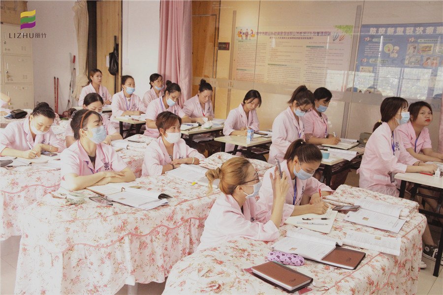 在南寧學美容，到麗竹學校美容全能班看看吧