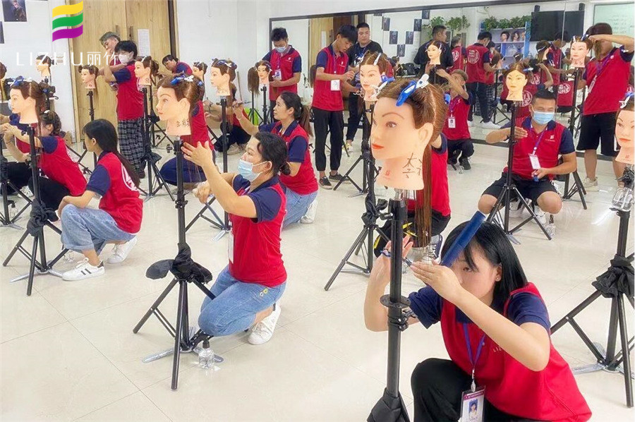 想知道美發(fā)水平線修剪技巧？來廣西美發(fā)學校看看