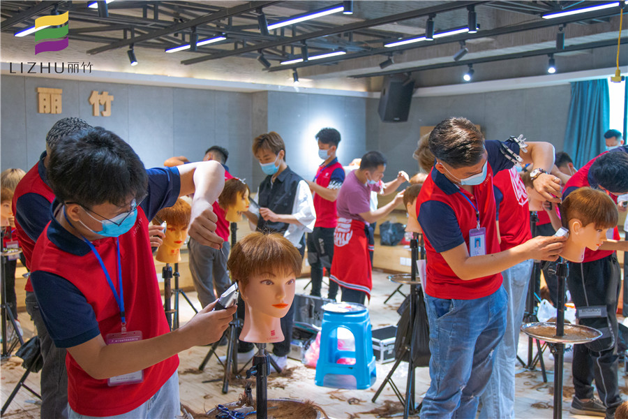 想學(xué)男發(fā)剪發(fā)步驟，到南寧有實力的美發(fā)學(xué)校