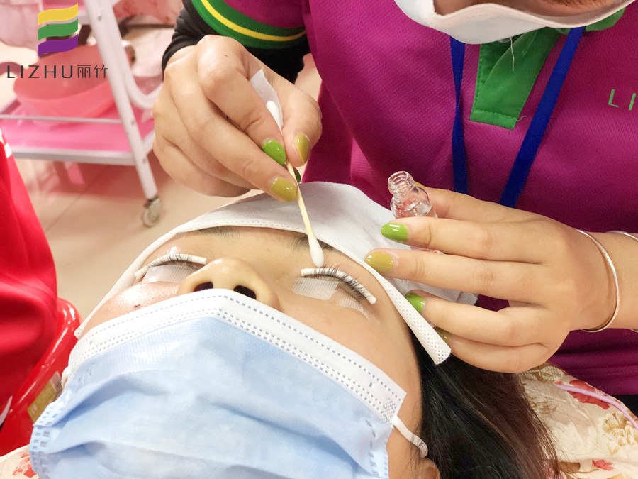 南寧美甲美睫培訓學校分享燙睫毛的技巧