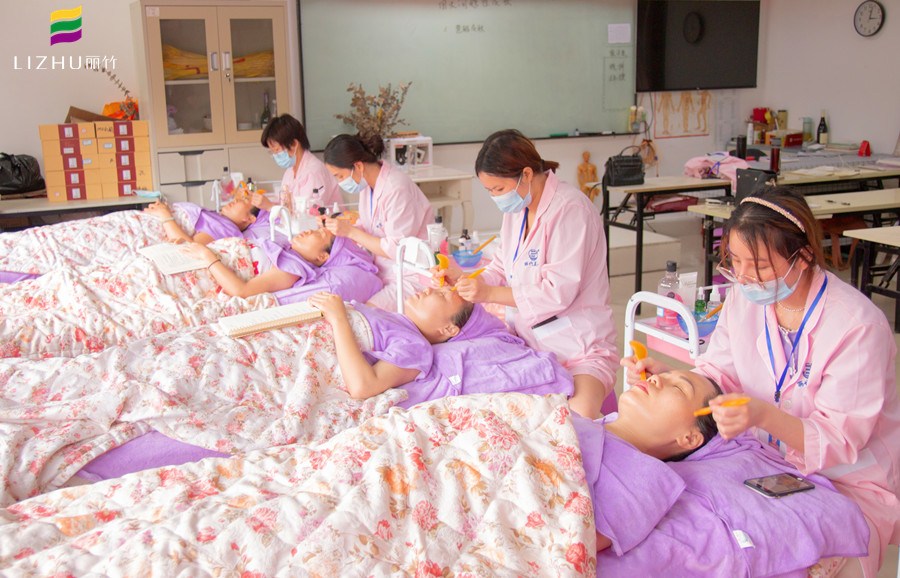 南寧美容培訓學校綜合實操練習