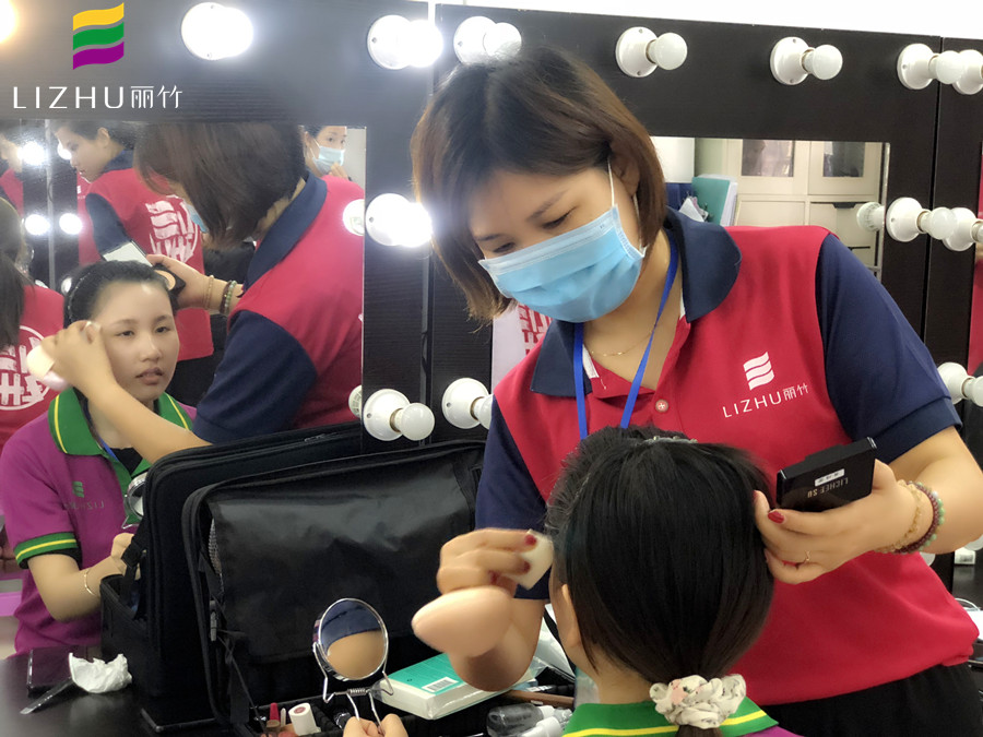 廣西美妝學(xué)校辯證：化妝對皮膚的傷害很大嗎？