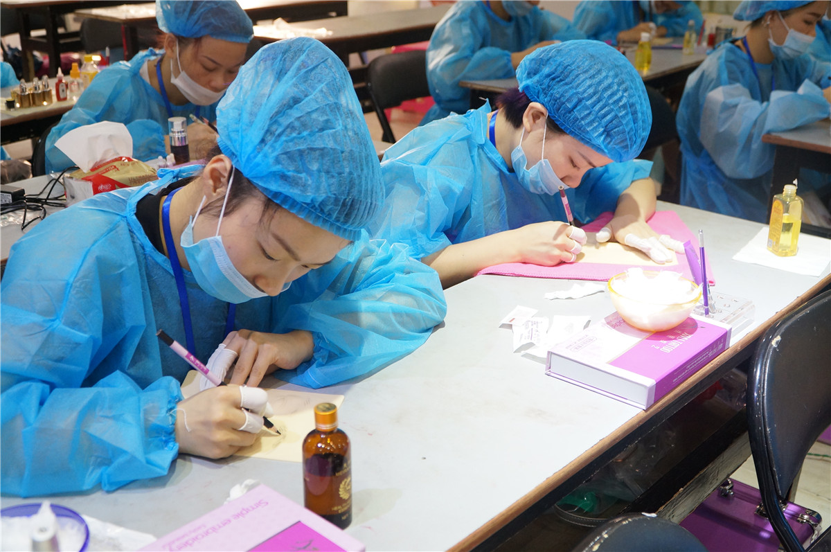 紋眉師是怎么養(yǎng)成的？南寧紋眉培訓學校告訴你