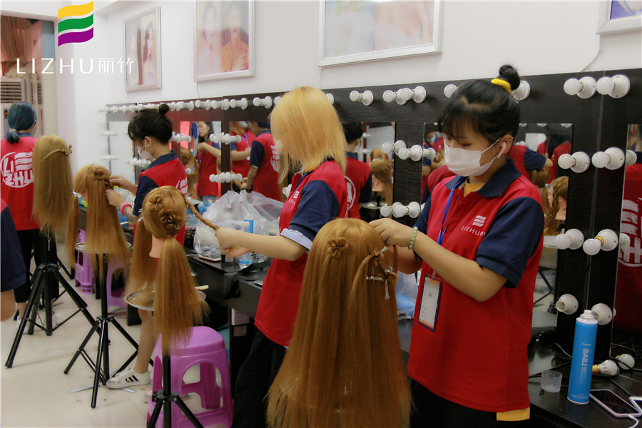 幸運草森系編發(fā)，快來廣西彩妝造型學校學習下