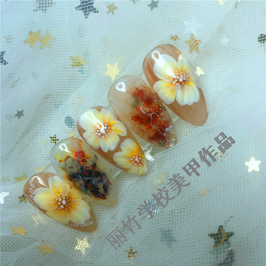 南寧學(xué)美甲的培訓(xùn)學(xué)校課程：什么是縮膠？