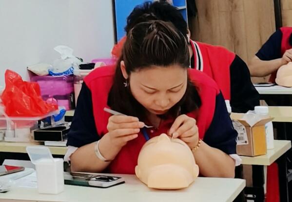 南寧專業(yè)美睫培訓(xùn)學(xué)校：學(xué)美睫有前途嗎？