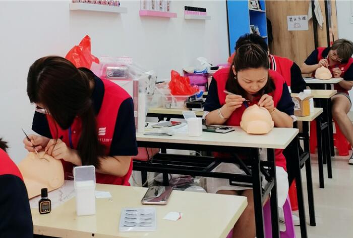 南寧美睫培訓學校，學專業(yè)美睫技術(shù)