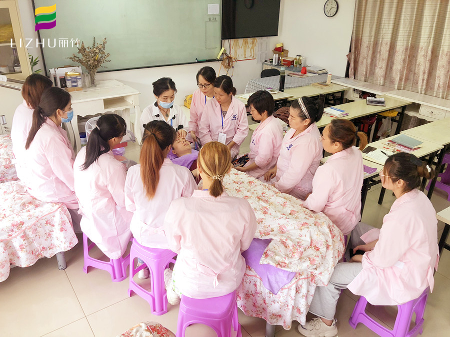 日常眼部保養(yǎng)怎么做？廣西正規(guī)美容學(xué)校給你支招