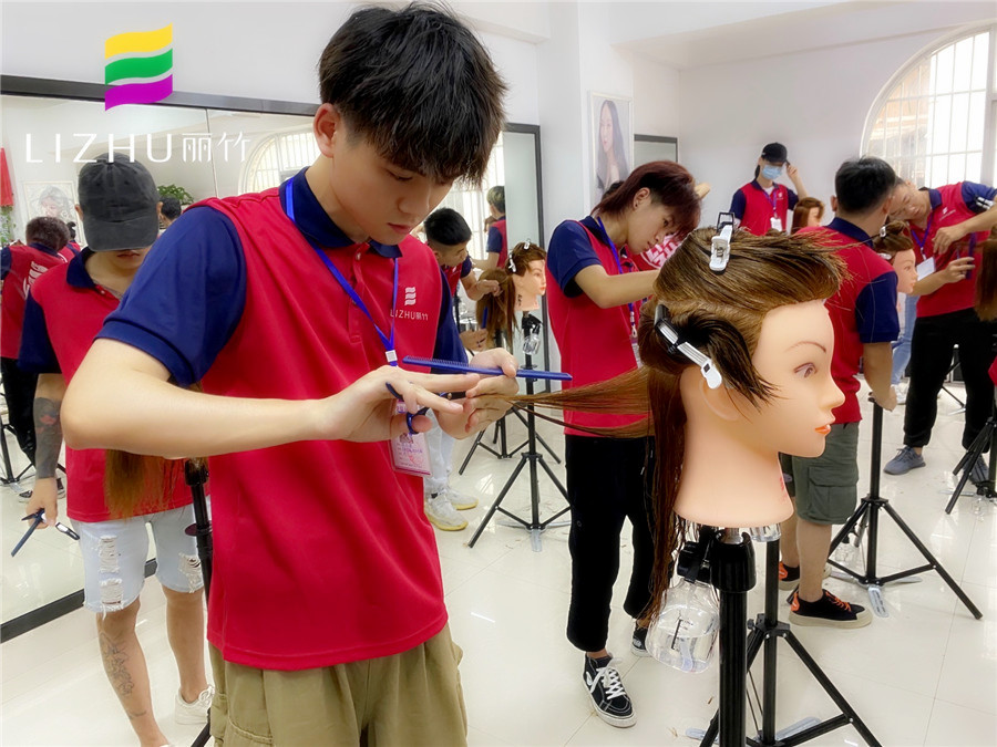 為什么要修剪發(fā)尾？南寧美發(fā)培訓(xùn)學(xué)校告訴你