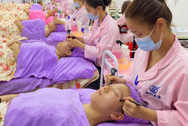 廣西排名前十美容學(xué)校教你如何進(jìn)行面部撥筋