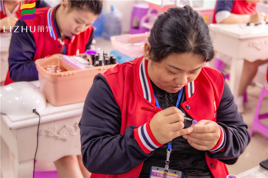 廣西美甲畢業(yè)學(xué)員感言：真心感謝這次學(xué)習(xí)機(jī)會(huì)