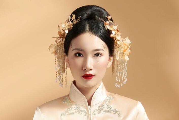 看中式新娘造型魅力，感受南寧化妝學(xué)校實(shí)力