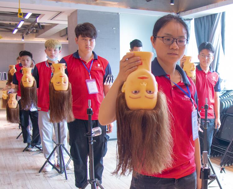 假頭如何梳理頭發(fā)？來(lái)廣西美發(fā)學(xué)習(xí)中心學(xué)習(xí)