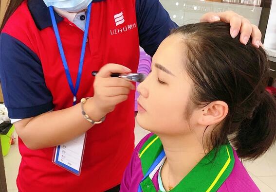 學(xué)刷子涂粉底液教程，知道廣西化妝學(xué)校哪家專(zhuān)業(yè)