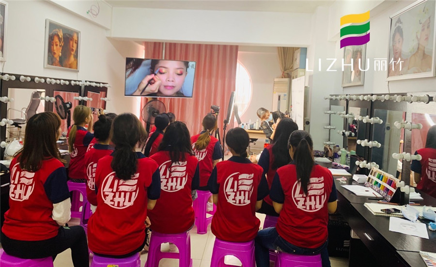 南寧化妝培訓(xùn)學(xué)什么？大地色漸變畫法教程