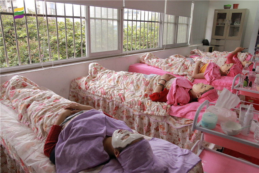 秋季如何補水保濕？廣西美容培訓(xùn)班教你專業(yè)手法