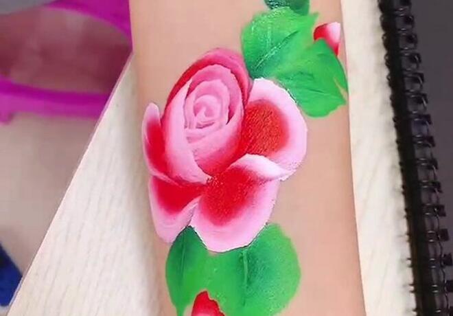 人體3D彩繪無(wú)痛紋身，實(shí)力演繹南寧美甲學(xué)校哪家技術(shù)好