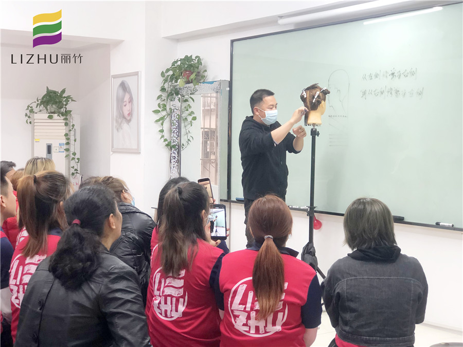 廣西專業(yè)美發(fā)學(xué)校教你如何自己理發(fā)