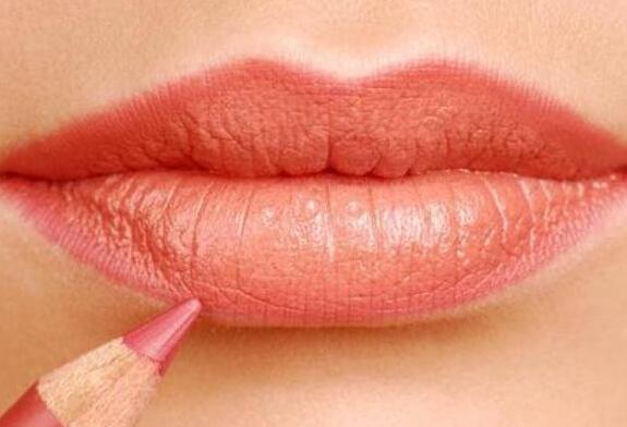 學(xué)畫(huà)唇線的方法，就知道廣西化妝學(xué)校哪家正規(guī)