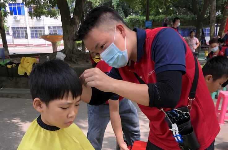 以社區(qū)義務剪發(fā)的方式，祝老師們教師節(jié)快樂