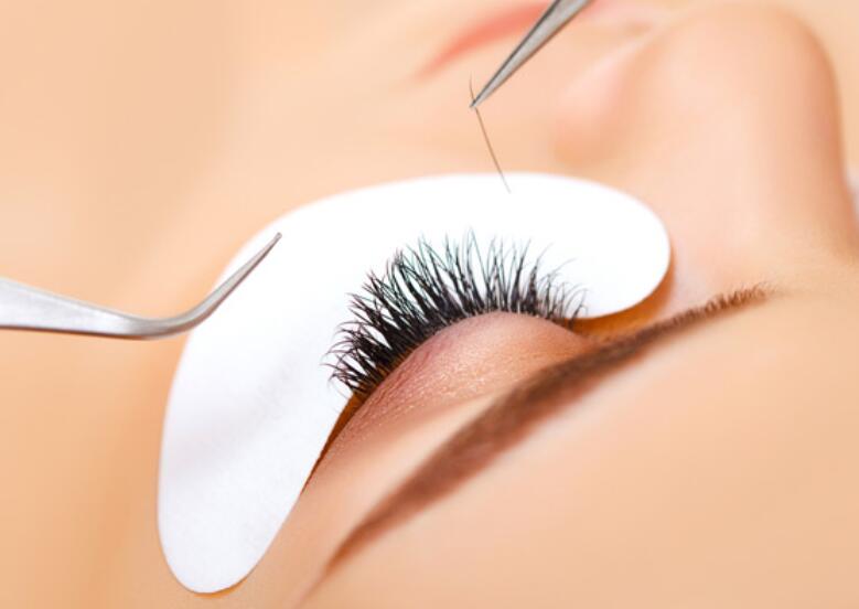 接睫毛如何防止過敏？南寧美甲美睫培訓班告訴你