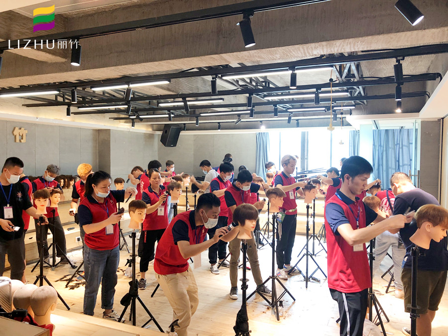 男發(fā)剪裁班課堂，證明南寧美發(fā)學(xué)校哪家專業(yè)