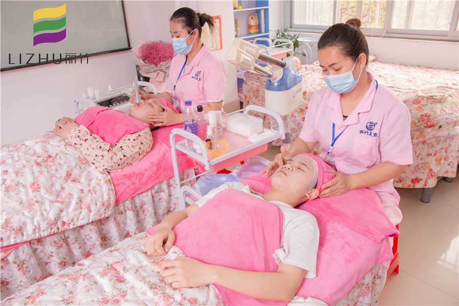 曬后如何修復(fù)皮膚？廣西美容學(xué)校演示給你看