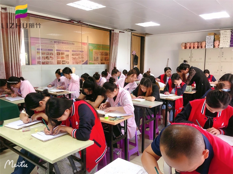 南寧學(xué)紋繡正規(guī)學(xué)校教你霧眉的畫法