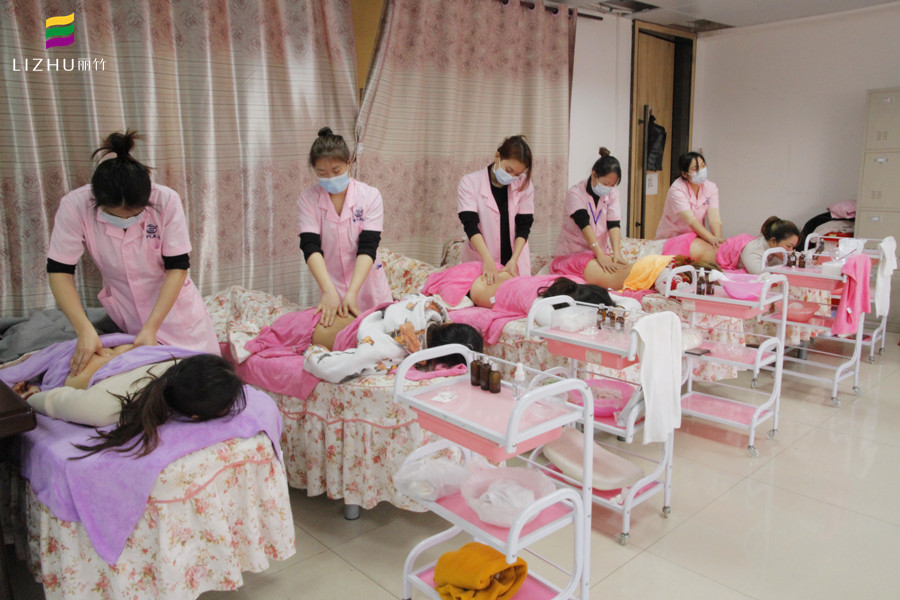 美容師如何練習(xí)自己的手？南寧學(xué)美容教你