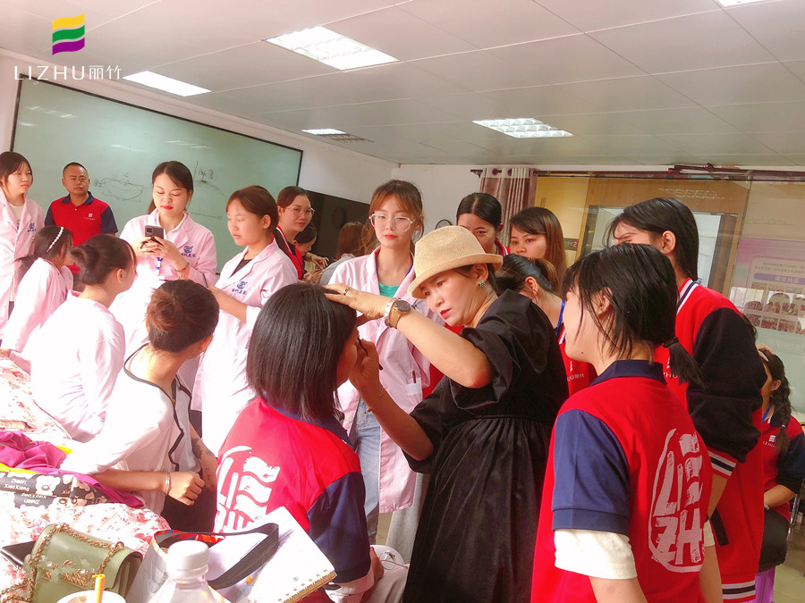 “一分鐘畫眉”，廣西紋繡培訓(xùn)班正在示范