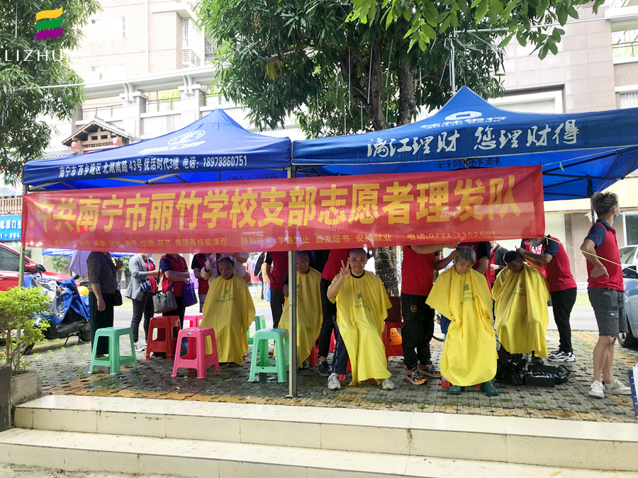 廣西美發(fā)學(xué)校公益：為社區(qū)居民理發(fā)，義不容辭