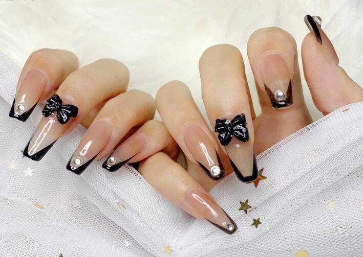 法式蝴蝶結(jié)美甲，用作品展現(xiàn)南寧美甲學(xué)校哪家有實(shí)力