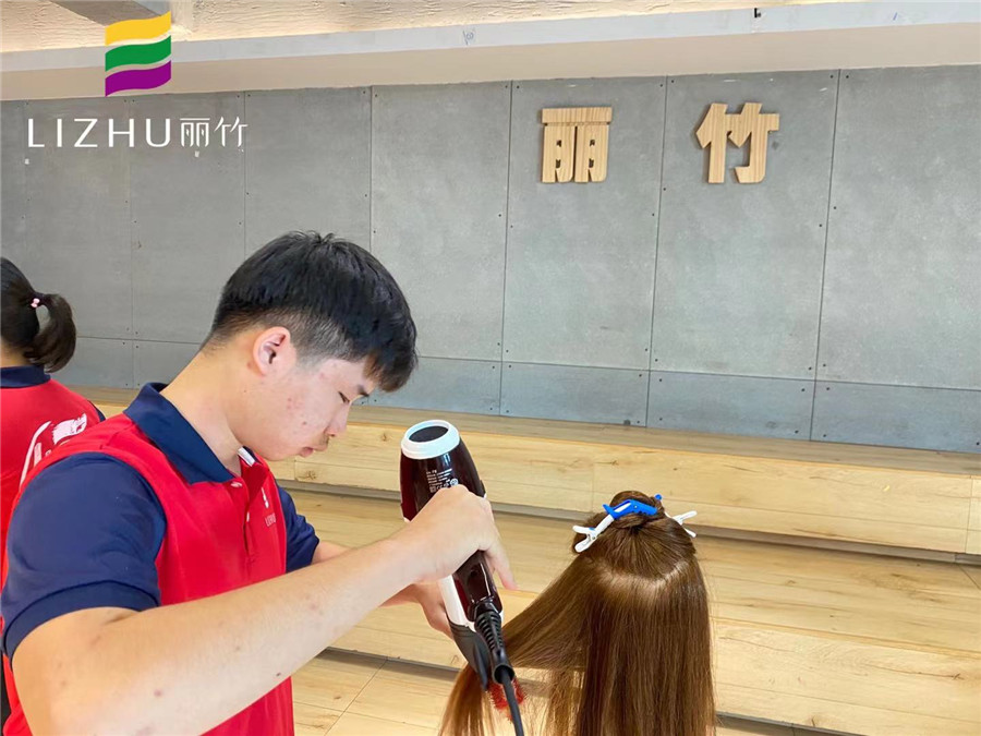 吹風(fēng)造型注意事項(xiàng)，南寧美發(fā)職業(yè)培訓(xùn)學(xué)校培訓(xùn)課程