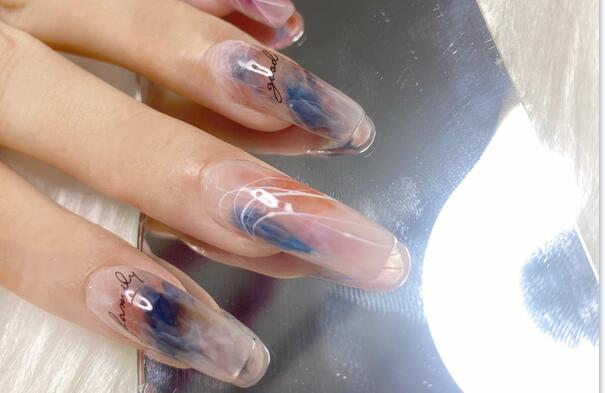 日式暈染美甲作品，實力證明廣西受歡迎的美甲學(xué)校是哪家