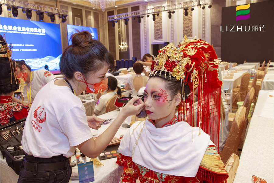 冬天卡粉怎么辦？南寧化妝課堂正在為你講解