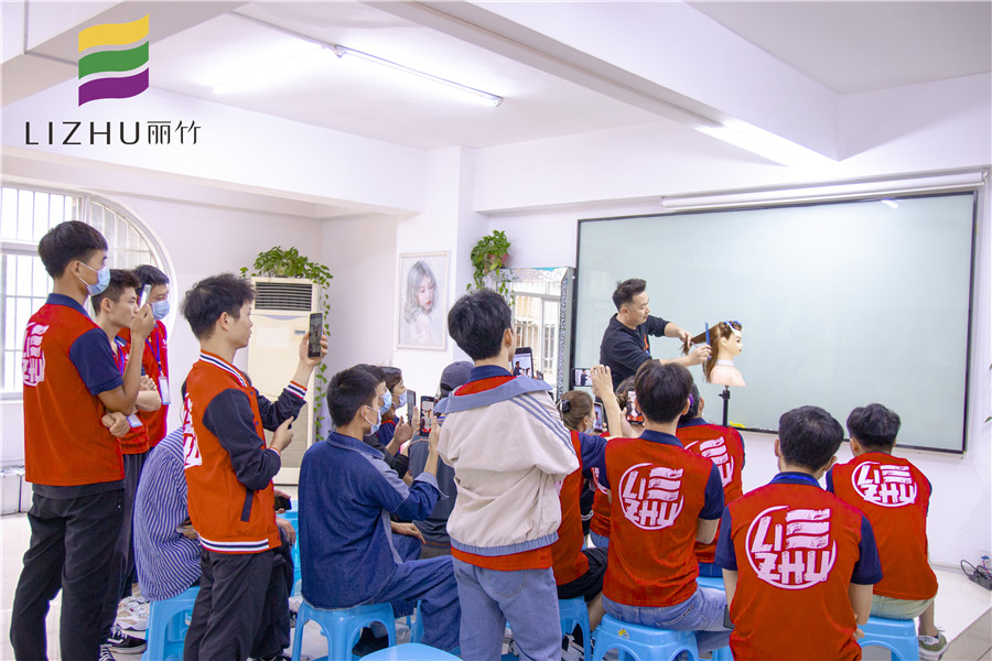 鎖骨發(fā)修剪技巧，南寧教理發(fā)的學(xué)校分享