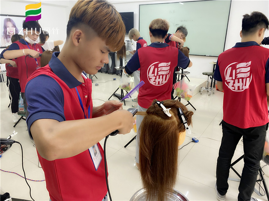 學(xué)直板夾使用技巧，就來廣西教美發(fā)的學(xué)校