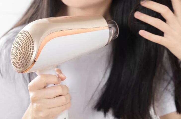 吹風(fēng)機(jī)吹發(fā)型的技巧，廣西培訓(xùn)美發(fā)學(xué)校教你