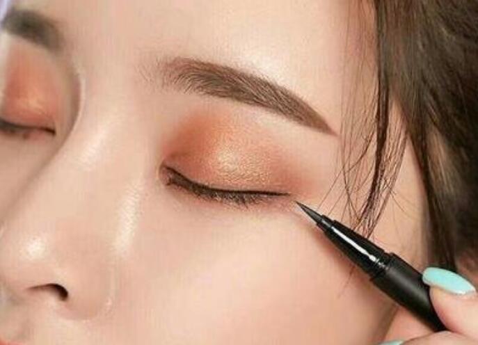 如何防止畫眼線時(shí)手抖？南寧化妝課程學(xué)習(xí)內(nèi)容