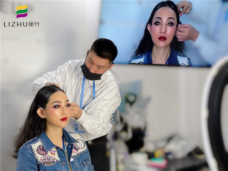 學印度妝容的畫法，看南寧教化妝哪家好